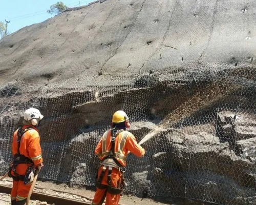 Solo grampeado verde em talude